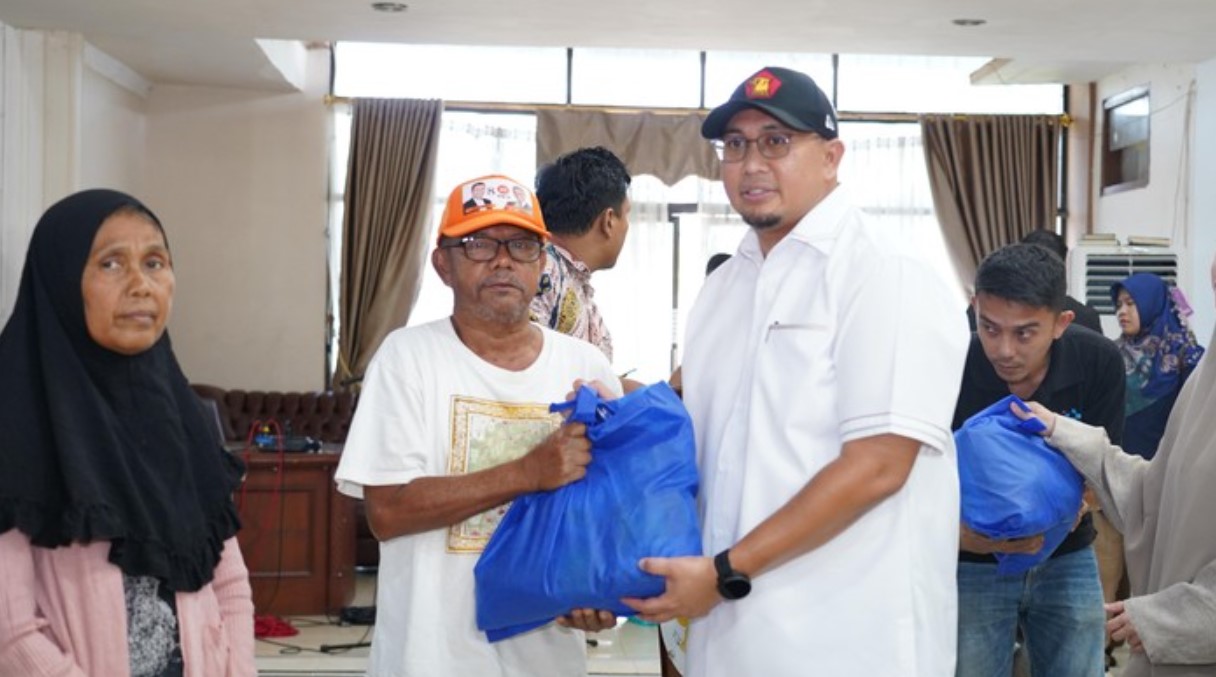 Anggota DPR RI Andre Rosiade membagikan 5.000 paket sembako kepada warga Kota Pariaman.
