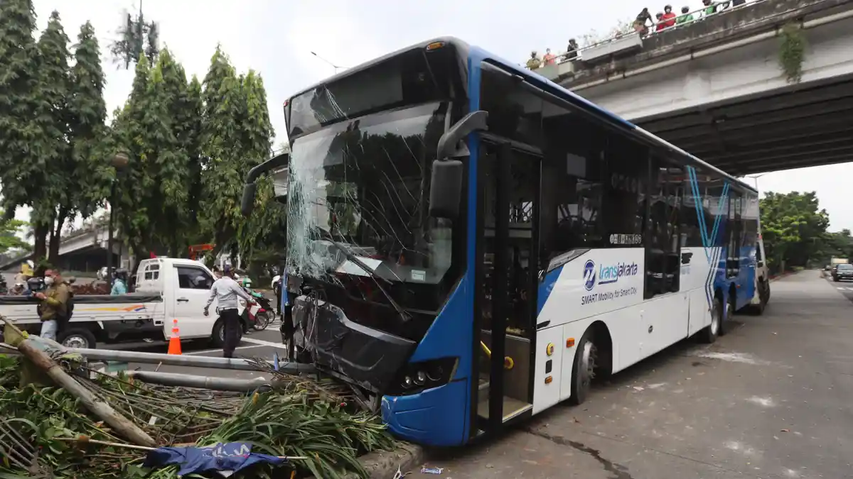 TransJakarta Lindas Pejalan Kaki di Jaksel