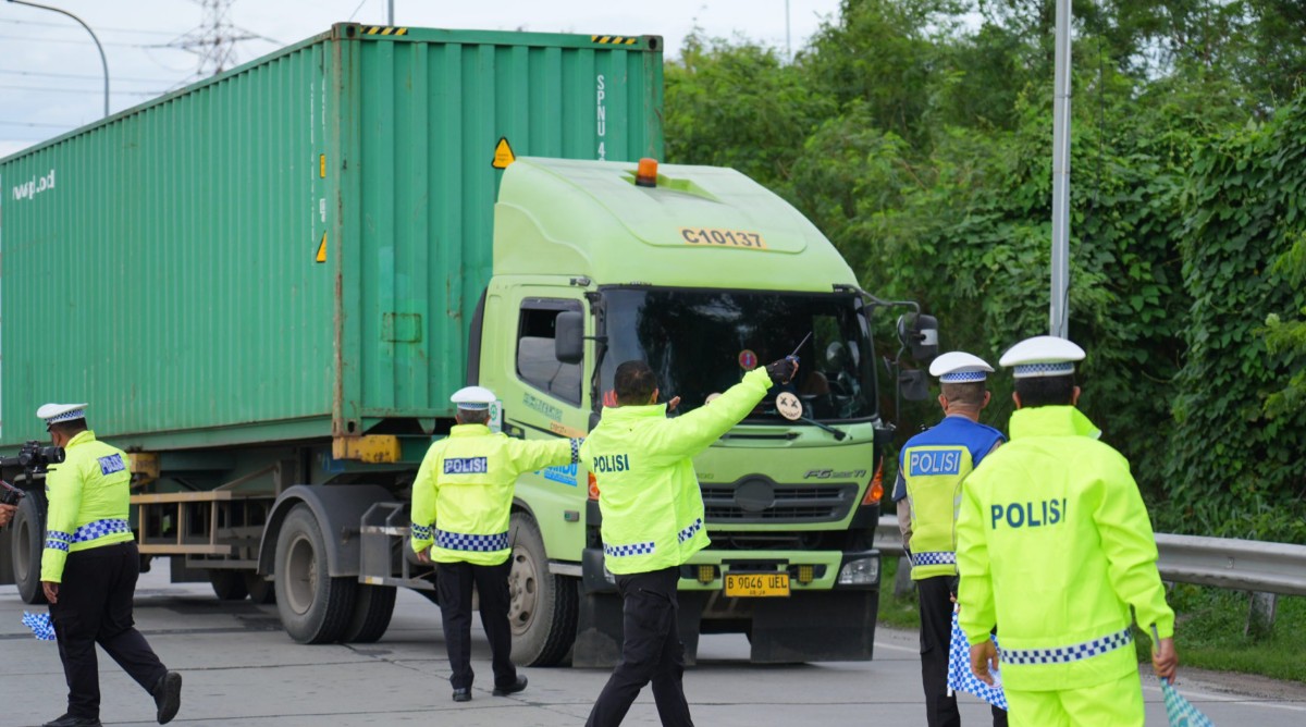 Korlantas Polri memulai Penindakan Truk Sumbu Tiga yang melanggar pembatasan arus mudik Lebaran