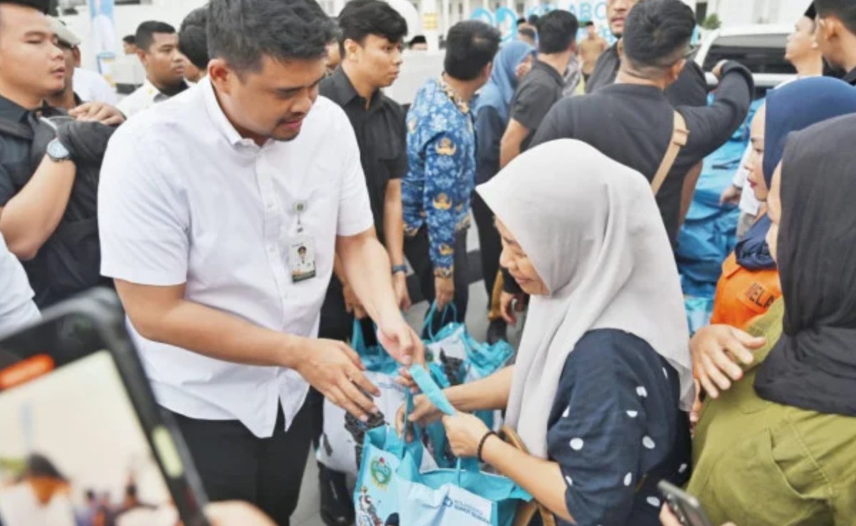 Gubernur Bobby Nasution membagikan Sembako Kantor Gubernur Sumut