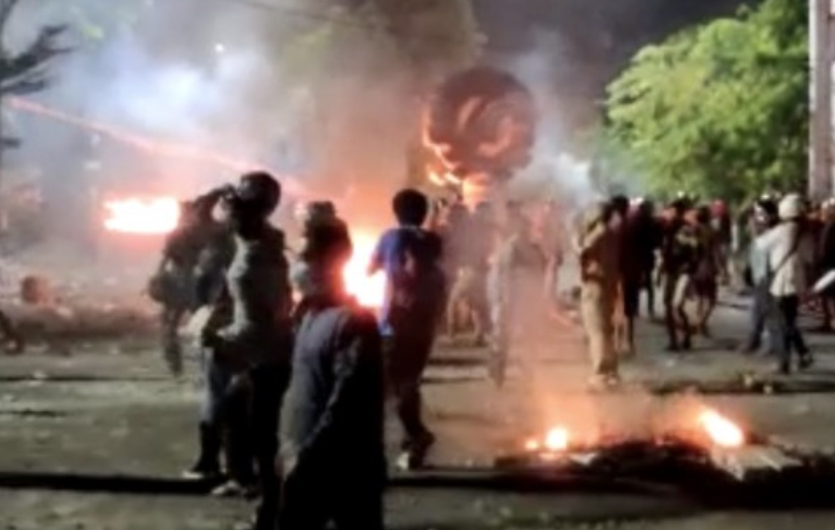 Insiden demo mahasiswa UNM ricuh di Makassar memicu bentrok dengan ojol