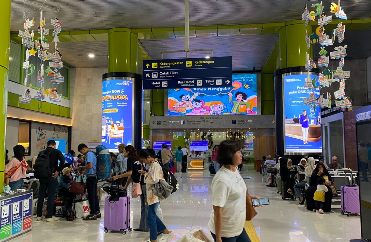 Situasi Pemudik Stasiun Jatinegara Lebaran hari kedua masih padat