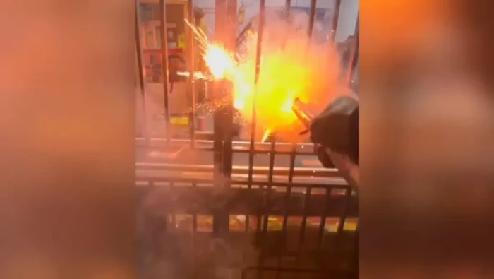 Polisi melakukan penggerebekan toko obat keras di Jakarta Timur