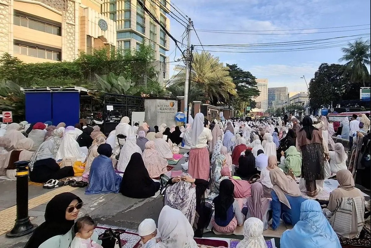 Panitia menggelar Salat Id Muhammadiyah Jakarta di Menteng pagi ini