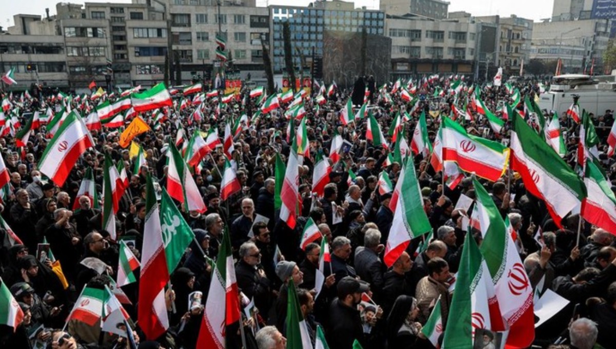 Ribuan massa melakukan aksi perisai manusia warga Iran di objek vital nasional