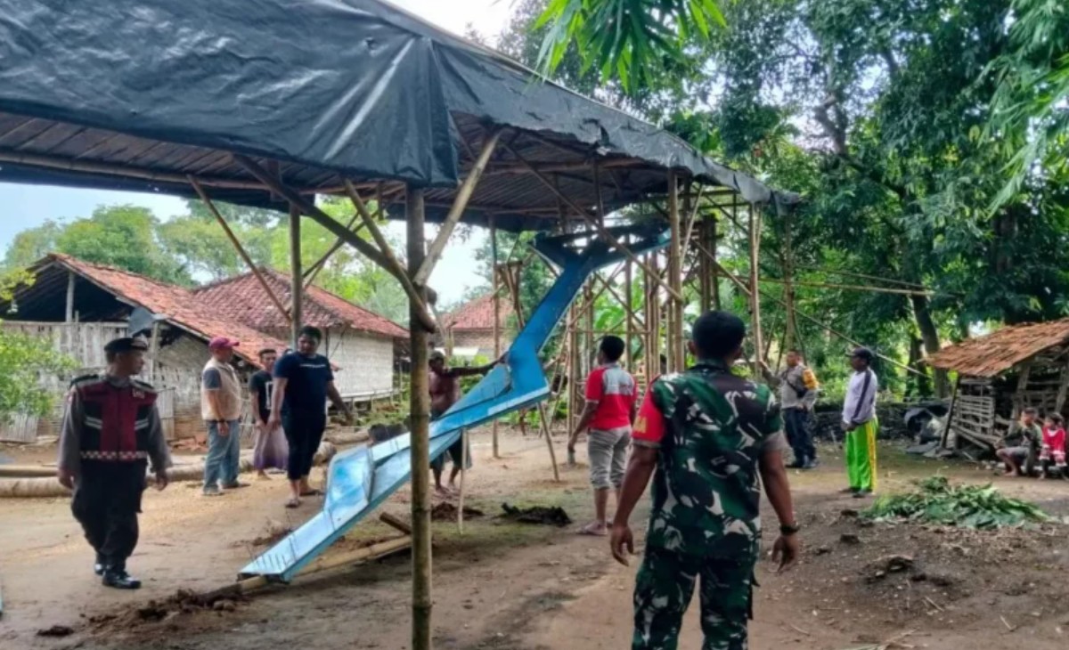 Aparat Kepolisian Resor Pamekasan membongkar dua lintasan balap kelereng Pamekasan