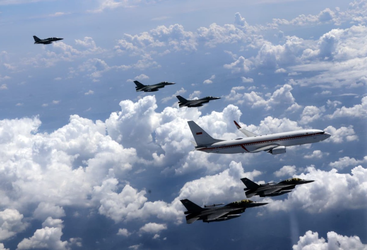 Momen epik terjadi saat Presiden Prabowo dikawal jet tempur F-16 milik TNI AU